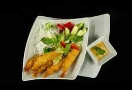 Sałatka z makaronem bun z krewetkami