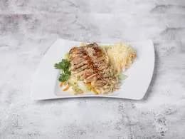 ryż smażony z udkiem kurczaka