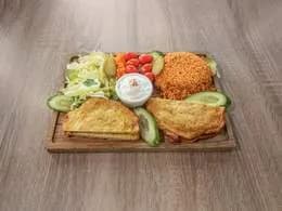 Placek z cukinii na talerzu