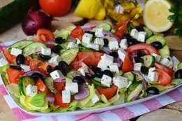 SAŁATKA GRECKA Z KURCZAKIEM