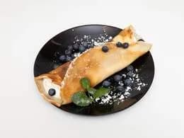 naleśnik tradycyjny z jagodami z serem, jagodami i cukrem pudrem