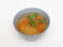 rosól z makaronem z natką pietruszki