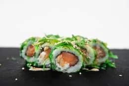 Uramaki łosoś objęta wakame 8 szt