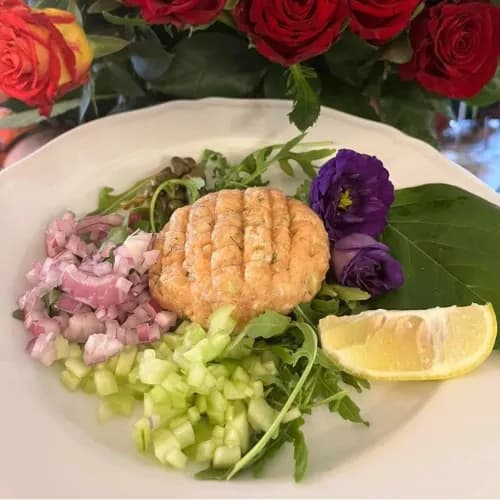 Tatar z łososia na rukoli z kaparami i czerwoną cebulą