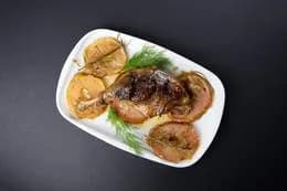 Kaczka pieczona z jabłkami i rozmarynem