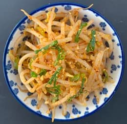 Sałatka z kiełków fasoli mung