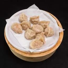 Pierogi z warzywami, makaronem sojowym i jajkiem