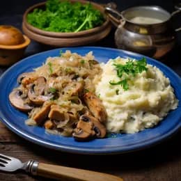 Wieprzowina duszona z pieczarkami i cebulką w śmietance