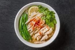 Rosół z makaronem sojowym i kurczakiem