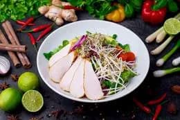 Sałatka klasyczna z kurczakiem grillowanym