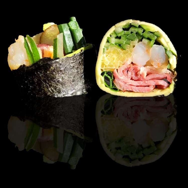 Keto w awokado - krewetki smażone i boczek