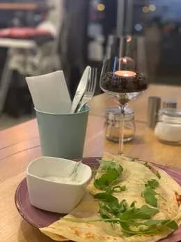 Z grillowanym kurczakiem, salami, bekonem, szynką