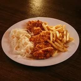 Nuggetsy z fileta z kurczaka z frytkami i surówką