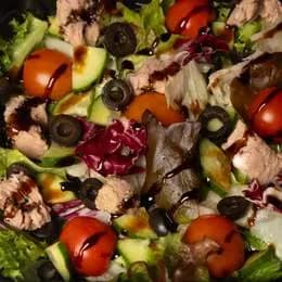 Sałatka z tuńczykiem i oliwkami