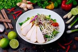 Sałatka klasyczna z kurczakiem grillowanym