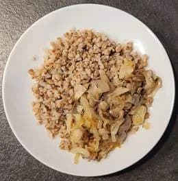 Kasza gryczana z pieczarkami i cebulą