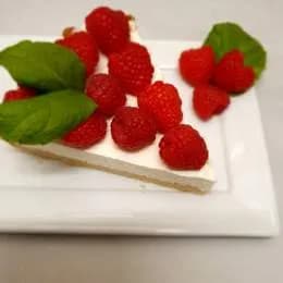 Tarta z mascarpone z malinami