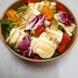 Sałatka z arbuzem, avokado i grillowanym serem halloumi