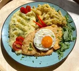 Kotlet schabowy z jajkiem sadzonym z ziemniakami oraz surówką