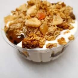 Jogurt naturalny z marakują, owocami i domowym granoli 300g