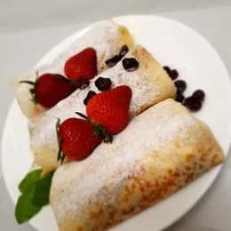 Naleśniki z jagodą i bitą śmietaną