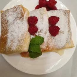 Naleśniki z malinami i bitą śmietaną