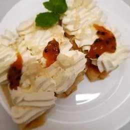 Naleśniki z białą czekoladą, marakują i bitą śmietaną 3 szt