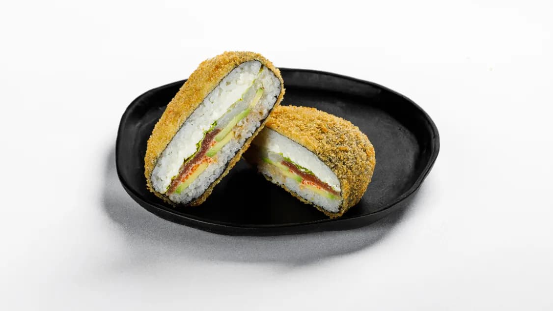 Sushi-burger z tuńczykiem, przegrzebkiem