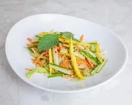 Ostra sałatka tajsko z mango, ogórkiem i wołowiną