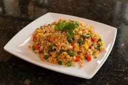 Smażony ryż z jajkami, czerwonym curry i krewetkami 5szt