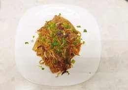 Pad ki Mao (makaron ryżowy) z ciemnym sojowym sosem