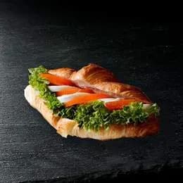 Croissant z jajkiem i pomidorem 130g