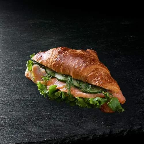 Croissant z wędzonym łososiem 130g