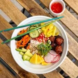 Bowl z konopnymi "meatballsami"