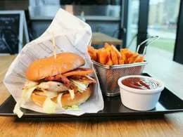 BBQ MOFO BURGER + FRYTKI