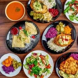 Kotlet drobiowy siekany nadziewany żółtym serem, ziemniaki, surówka