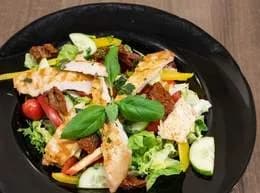 Sałatka pollo (mix sałat, grilowany kurczak, pomidor, ogórek) sos vinegret