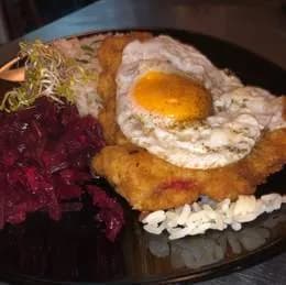 Sznycel z kurczaka po wiedeńsku ( jajko sadzone, szczypiorek)