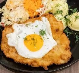 Sznycel ze schabu po wiedeńsku (jajko sadzone, szczypiorek)