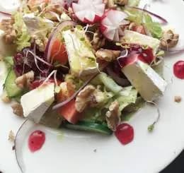 Sałatka francuska ( mix sałat, camembert, orzechy włoskie, pomidor, kiełki)