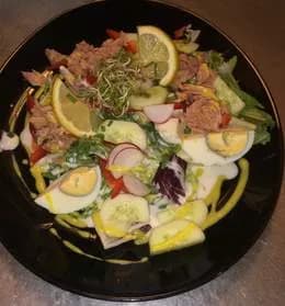 Sałatka nicejska (mix sałat, tuńczyk, jajko, pomidor, cebula, papryka)