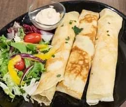 Naleśniki firmowe ze szpinakiem z fetą ( 2 sztuki ), sos serowy, colesław