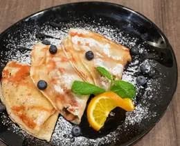 Naleśniki z jabłkiem i cynamonem ( 3 sztuki ), sos owocowy