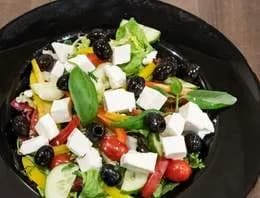 Sałatka grecka (mix sałat, fetta, oliwki, papryka, pomidor, cebula, ogórek)