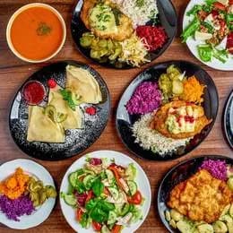 Kotlet schabowy po wiedeńsku (jajko sadzone, szczypior), ziemniaki, surówka