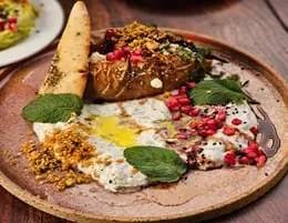 Batat, dukkah i tzatziki