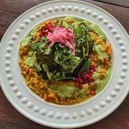 Pieczony brokuł na aromatycznym dhalu