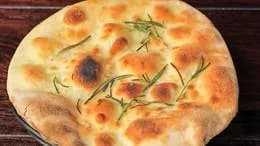 Podpłomyk z rozmarynem i solą morską