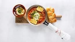 Shakshuka z grillowanym serem halloumi