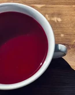 Pierwszomajowy barszcz czerwony w kubku (wege)